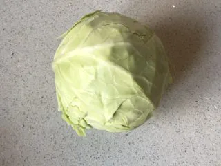 腊肉手撕包菜,包菜一颗，最好小一点，我的太大，锅小了😂