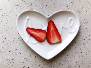 粉嫩少女心～草莓酸奶昔,留出两片，最后要做装饰的