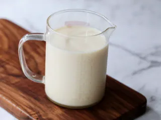 茶冻撞珍珠奶茶,将白糖、纯牛奶、淡奶、纯净水加入杯中，搅拌至白糖融化