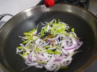 山西小吃炒不烂子,加入酱油炒均匀。