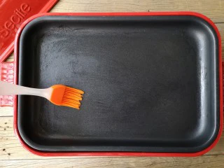 酷夏里的小清新——青瓜厚蛋烧,平底锅刷一层薄油预热。