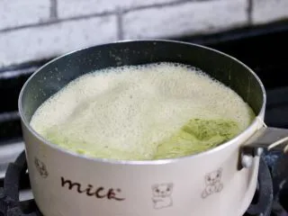 抹茶棉花糖奶茶,再次沸腾后就可以离火了