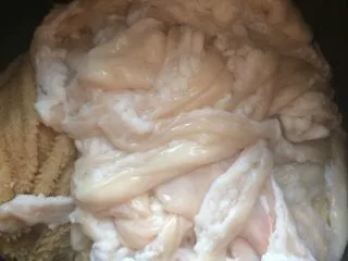 自制老北京小吃【卤煮】,如图羊肠子,羊肚买来先清洗干净,在把肠子,肚子都拿剪刀剪开冲洗,加入小苏打搓洗一遍冲洗两遍,再加入面粉搓洗两遍,直至清洗的水为清水为止