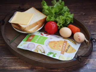 冬阴功风味蒸烤鸡胸佐时蔬配吐司切片,准备好食材。