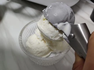 不怕化的冰激凌,看我让它72变~,重新凝固后用冰激凌勺舀出。