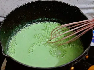 抹茶奶冻白玉丸子,继续搅拌至融化