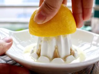 蓝莓Mojito鸡尾酒,柠檬挤出汁