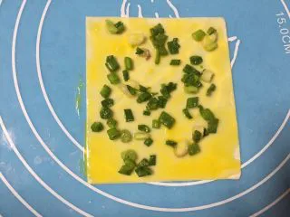 #做年货手工小吃#芝麻葱香排叉 ,撒上葱花