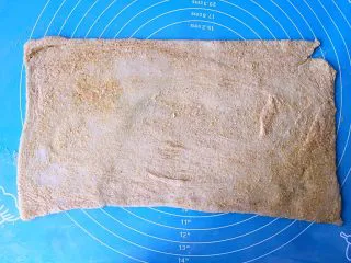 老北京小吃十三绝—驴打滚,把糯米面擀成薄薄的长方形