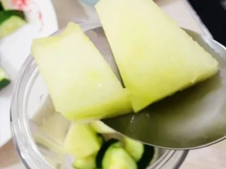 黄瓜哈密瓜汁,哈密瓜放入榨汁杯里