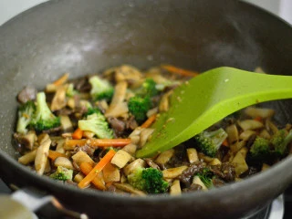 黑椒牛肉杏鲍菇,最后放入胡萝卜和西兰花 