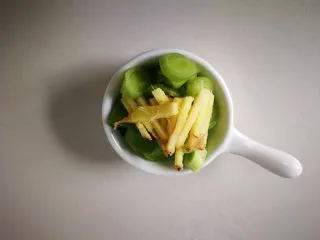 酸辣绿豆芽炒肉丝,备好葱姜。