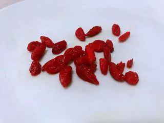 马蹄银耳红枣汤,枸杞洗净。