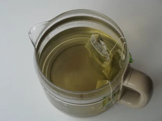 ㊙自制水果茶.清爽酸甜.夏季必备,先将绿茶泡放入养生壶中泡两三分钟后取出