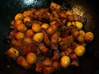 红烧肉炖鹌鹑蛋,将事先煮熟去皮的鹌鹑蛋倒入锅中，再放少许盐，混合均匀，继续小火焖烧20分钟左右，收汁，只留少量的汤汁；