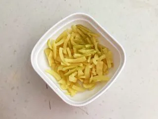 私房菜 密制酸辣鸡爪,把鲜姜切成丝