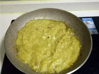 咖喱土豆盖饭,迅速翻炒均匀；