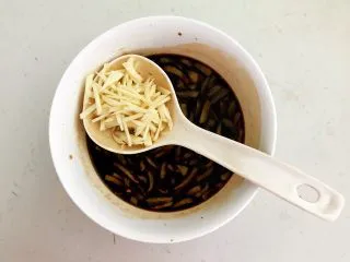 私房菜 密制酸辣鸡爪,加入蒜丝