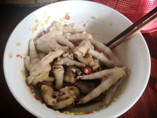 美味小吃,老坛酸辣鸡爪,捞匀鸡爪