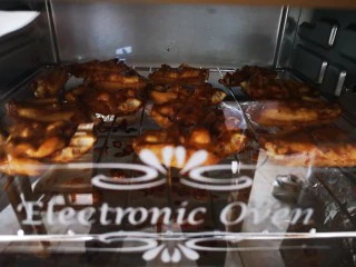 川香麻辣风味烤翅,翻面继续190上下管烤10分钟