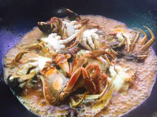 家常菜+红烧大闸蟹,煮开