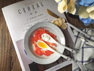 简单不放油的 鱼香肉丝,放入料酒与淀粉 (量都在图里摆好了)