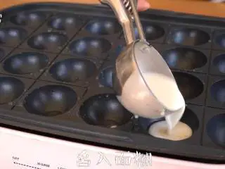 台湾小吃【虾扯蛋】自制教程,美食锅装上章鱼丸子烤盘，最高温预热完成后，刷适量食用油，舀入三分之一满的面糊