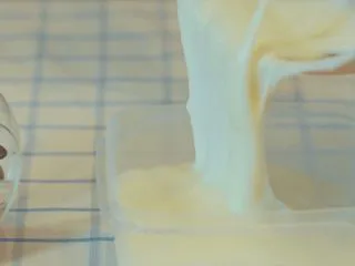 酥皮流心炸牛奶,岭南风味,把这个稠稠的液体倒入可以放进冰箱的容器中