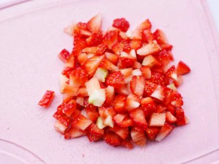 少女风的草莓牛奶冻,切小丁。