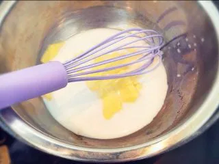 街头流行美食～【岩烧乳酪】,牛奶里加入淡奶油、芝士片隔水融化。