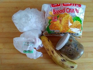 风情花生酱香蕉丸子,材料备齐（没看错，就是这么简单！）