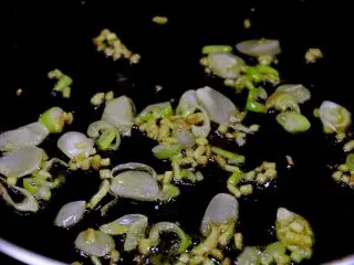 超下饭之红三剁,另起油锅，先放葱姜蒜末炒出香味。