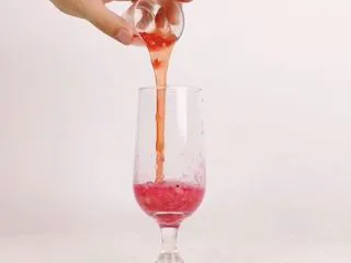 微醺来袭，更适合有趣灵魂的一款饮品,倒入水蜜桃糖浆