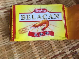 辣椒虾酱地瓜叶·东南亚风味,这是东南亚一带常用在菜肴中的块状的虾酱膏，国内沿海称为马拉盏，当地称为岜拉煎（马来语虾酱膏的意思）