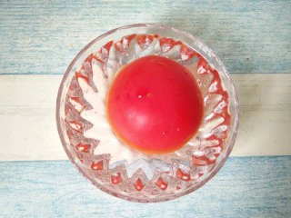 西红柿蜂蜜汁,西红柿洗净