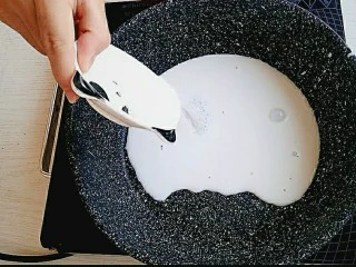 手煮奶茶西米露,我的叶江很甜,所以我只用了3克的白糖,如果是甜的人可以再继续加。