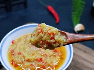 自制蒜蓉辣酱,香香哒～