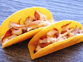 秘制异国风味鸡胸肉腌料&绝佳搭配 （减肥必备）,有墨西哥鸡排怎么能没有Taco呢 拿出Taco 在烤箱里200度加热3分钟 然后取出 塞进鸡肉块