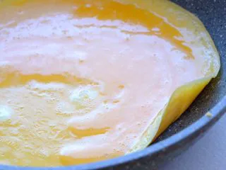 秘制异国风味鸡胸肉腌料&绝佳搭配 （减肥必备）,煎至外圈凝固 用锅铲试试 能不能翻起 能翻起就OK 但是不要煎到所有蛋液完全凝固哦