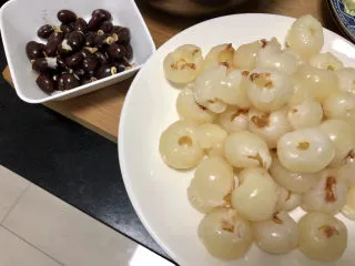 荔枝罐头➕ 玉雪肌肤罩绛纱,荔枝肉全部去核,备用