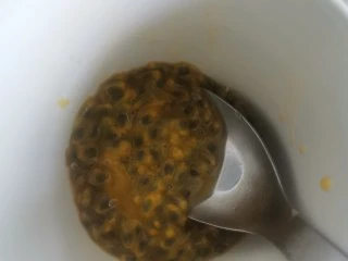百香果蜂蜜饮,放到容器里