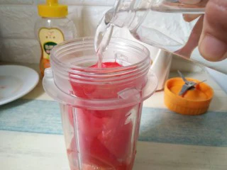 西红柿蜂蜜汁,加入适量的凉开水