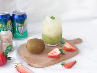 奇异果气泡饮,一杯清新淡雅的奇异果气泡饮料就完成啦