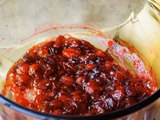 蔓越莓大果粒,熬制蔓越莓汤汁变浓稠时即可关火。