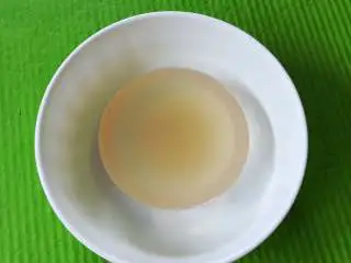 家乡小吃——狗毛膏鸽春丸,凝固好的狗毛膏是富有Q Q弹弹的,而且闻起来会有淡淡的海鲜香味而不是腥味