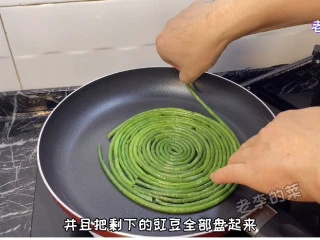 鲜香味美的风味豇豆鸡蛋饼教程,把豇豆盘起来
