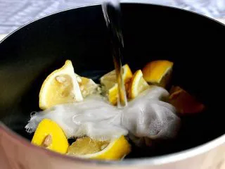 柠檬铁观音蜂蜜茶,放入锅中倒入清水