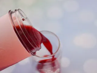 蓝莓葡萄甜汁,把榨好的蓝莓葡萄甜汁,倒入杯中即可享用了。