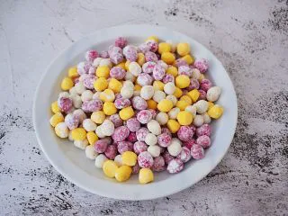椰香西米水果芋圆,再分割揉成小丸子，其他三种水果也按此步骤做好