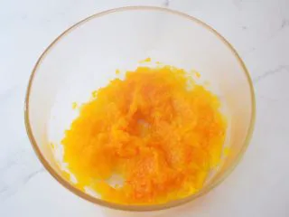 红糖酒酿南瓜小圆丸,取出倒掉蒸出来的南瓜水，再把南瓜压成泥 